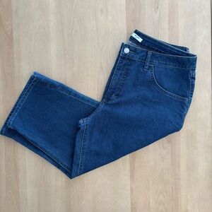 LEE RIDERS Denim Mid-rise Capri. Size 14M. Pre-owned. Excellent Condition